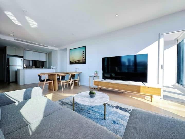 Amazing CBD 3BR Apt Bayview Free Parking