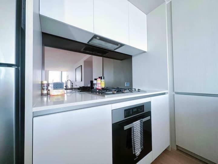 Amazing CBD 3BR Apt Bayview Free Parking