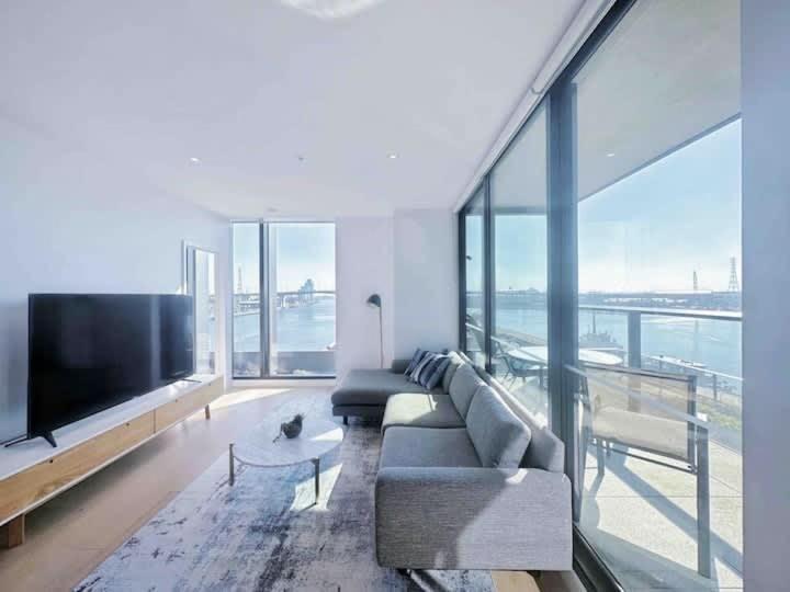 Amazing CBD 3BR Apt Bayview Free Parking
