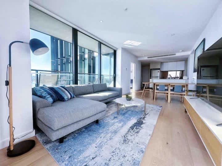 Amazing CBD 3BR Apt Bayview Free Parking