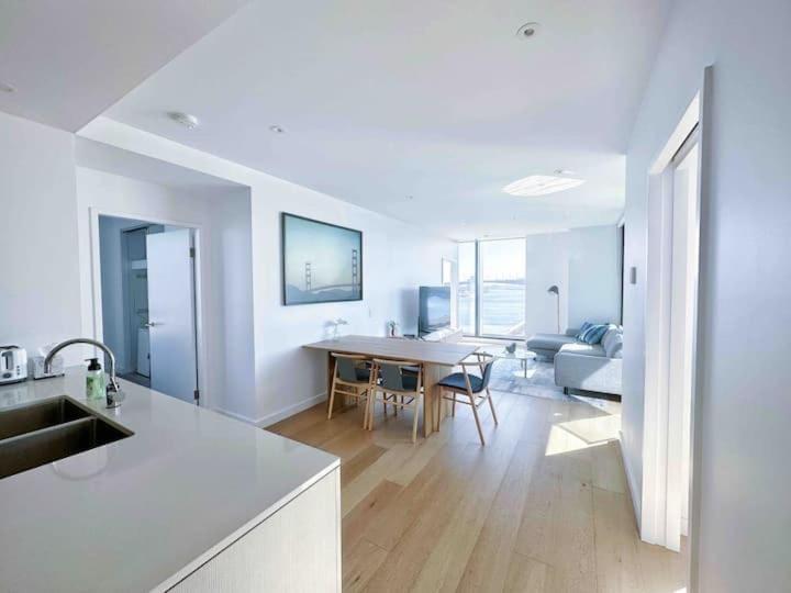 Amazing CBD 3BR Apt Bayview Free Parking