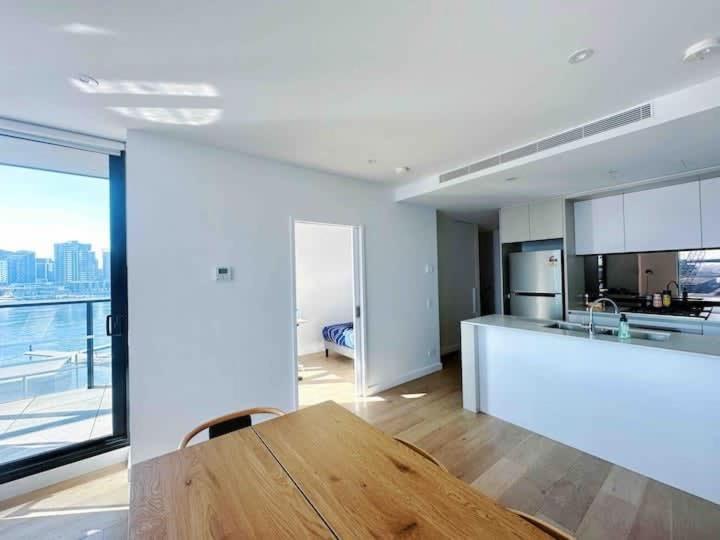 Amazing CBD 3BR Apt Bayview Free Parking