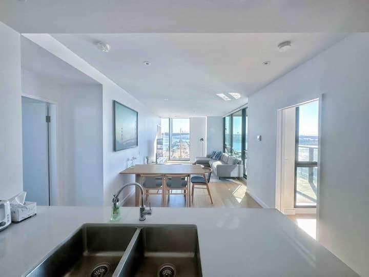 Amazing CBD 3BR Apt Bayview Free Parking