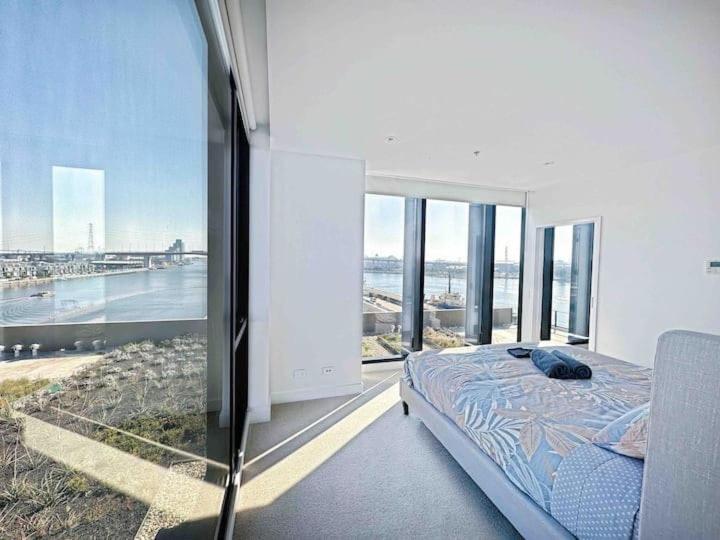 Amazing CBD 3BR Apt Bayview Free Parking