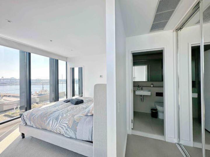 Amazing CBD 3BR Apt Bayview Free Parking