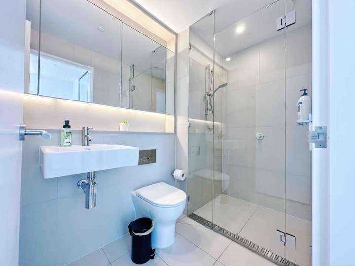 Amazing CBD 3BR Apt Bayview Free Parking