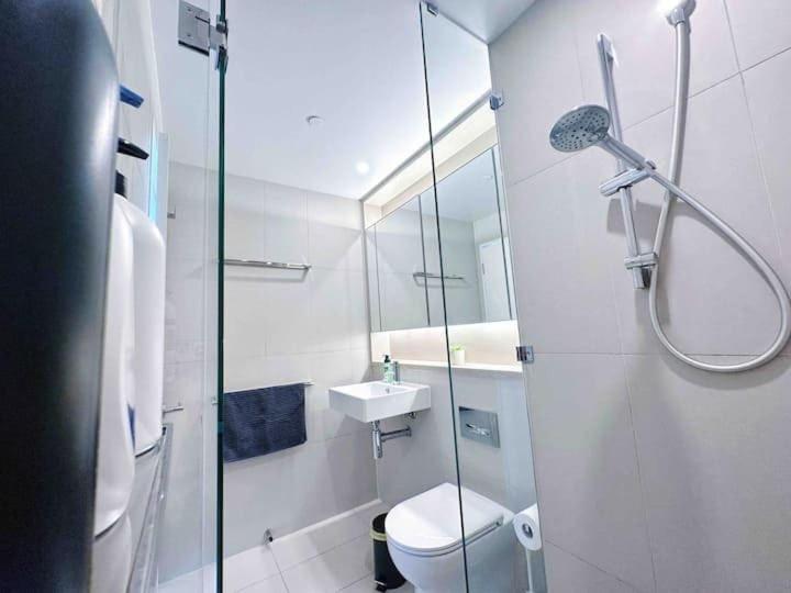 Amazing CBD 3BR Apt Bayview Free Parking