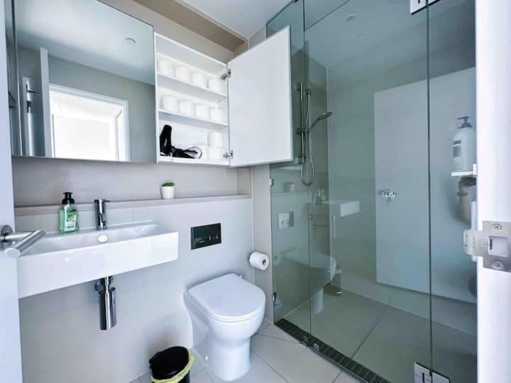 Amazing CBD 3BR Apt Bayview Free Parking