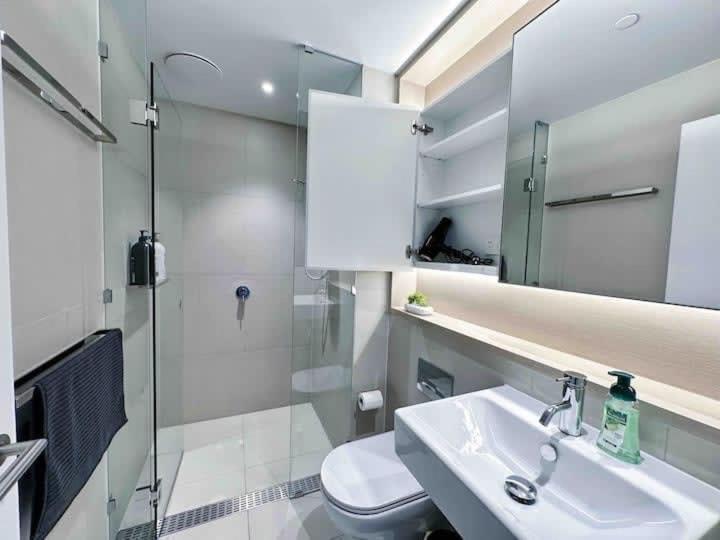 Amazing CBD 3BR Apt Bayview Free Parking