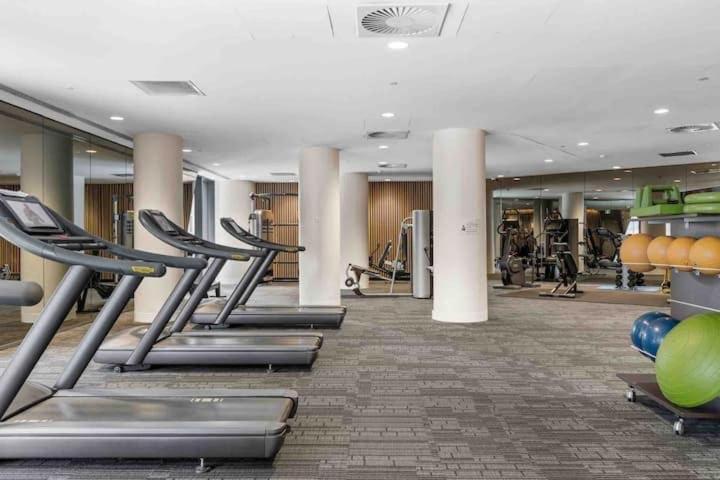 Amazing CBD 3BR Apt Bayview Free Parking