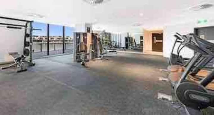 Amazing CBD 3BR Apt Bayview Free Parking