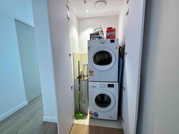 Amazing CBD 3BR Apt Bayview Free Parking