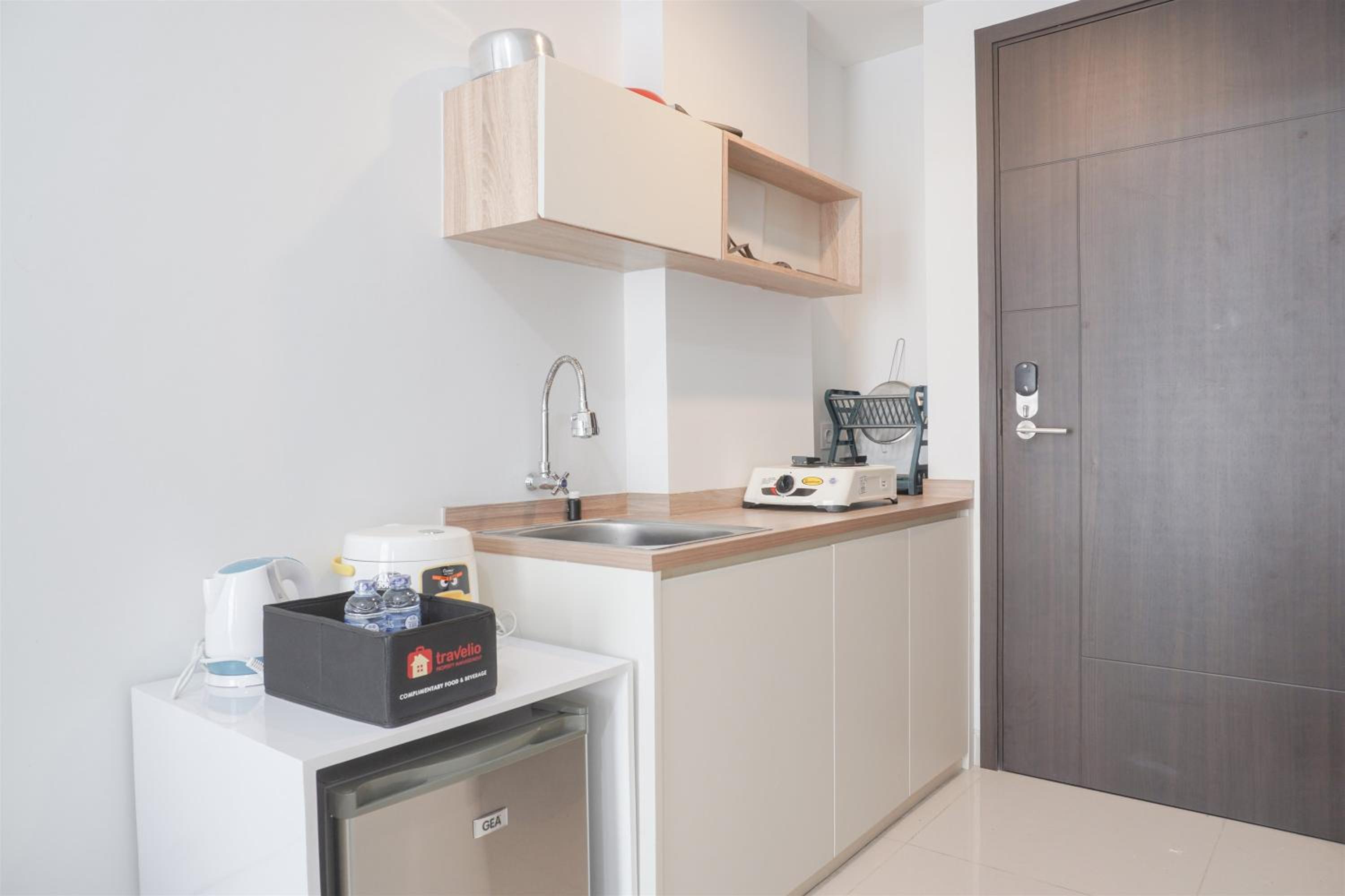 Modern Look Studio Room at Citra Living Apartment By Travelio view 4
