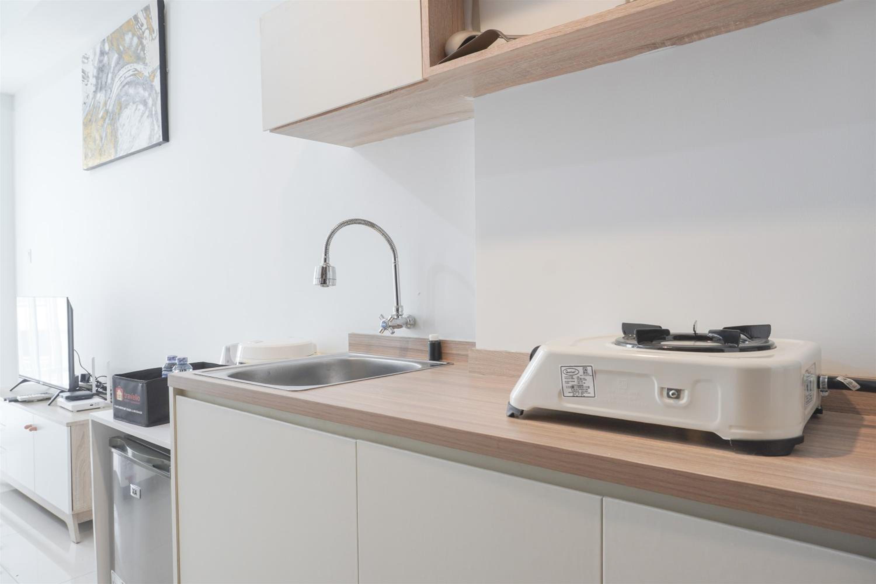 Modern Look Studio Room at Citra Living Apartment By Travelio view 5