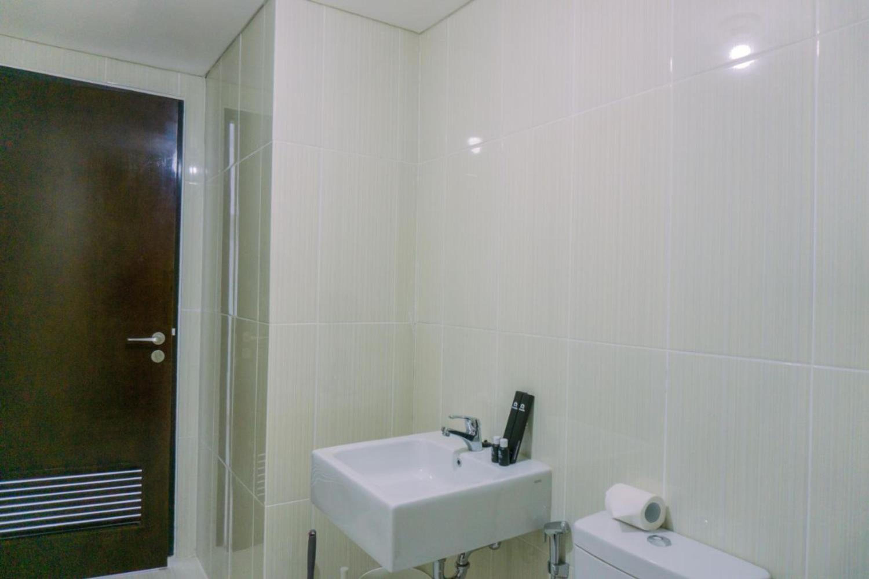 Modern Look and Spacious 1BR at Neo Soho Apartment By Travelio