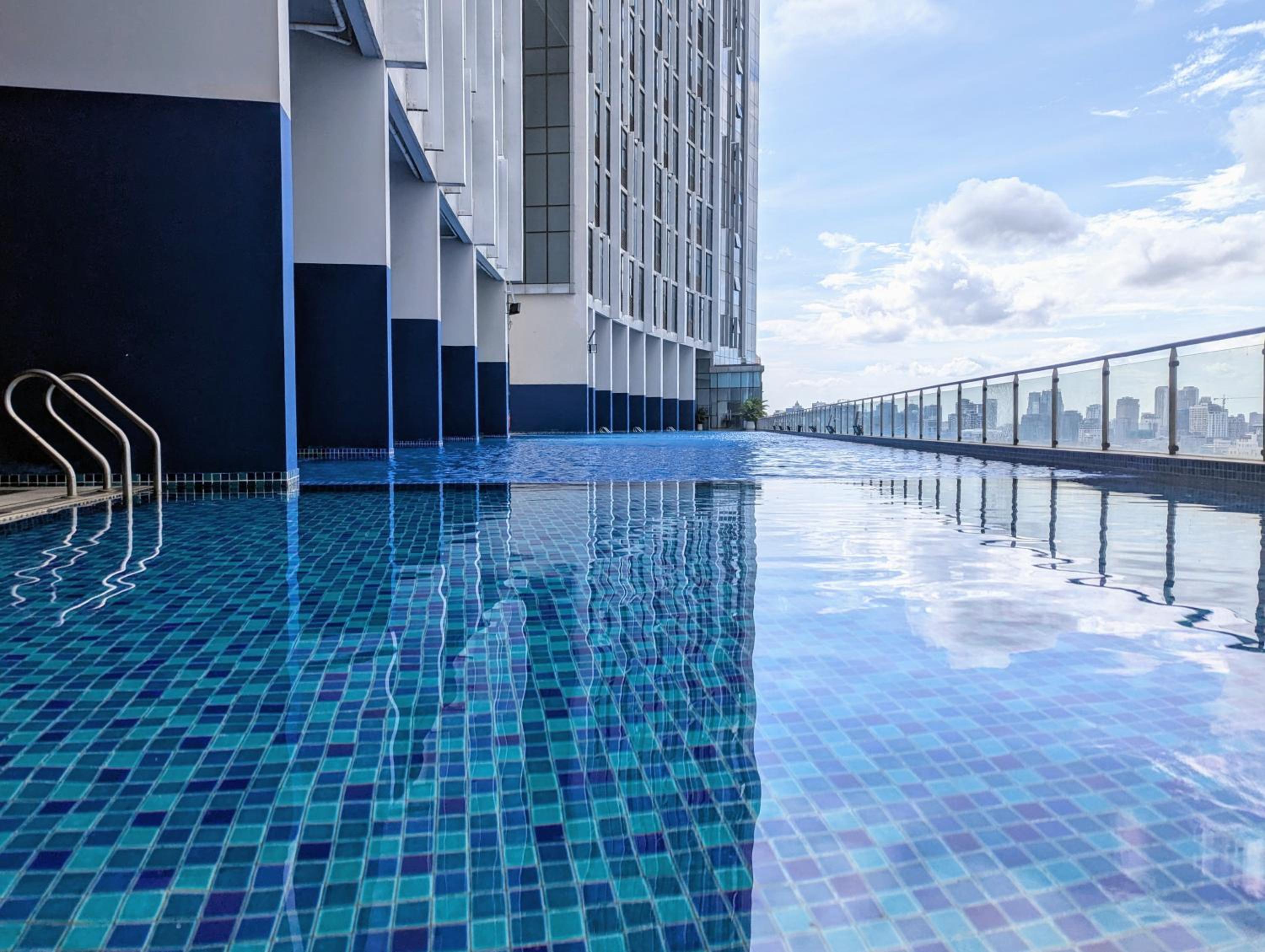 Claudio Homestay - 13th Floor, Pool, Gym, Steam Room, Hot Tub view 3