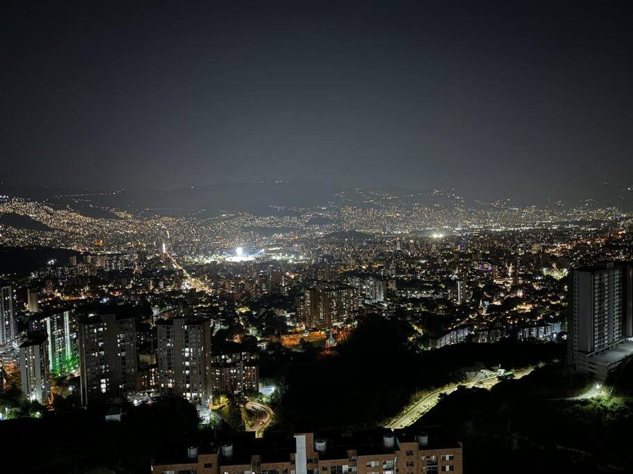 Calazans, Apto con vista a Medellín