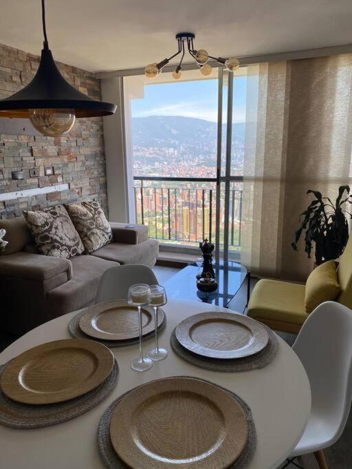 Calazans, Apto con vista a Medellín