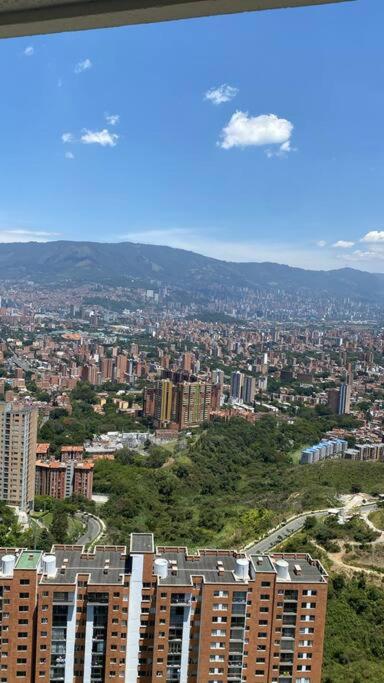 Calazans, Apto con vista a Medellín