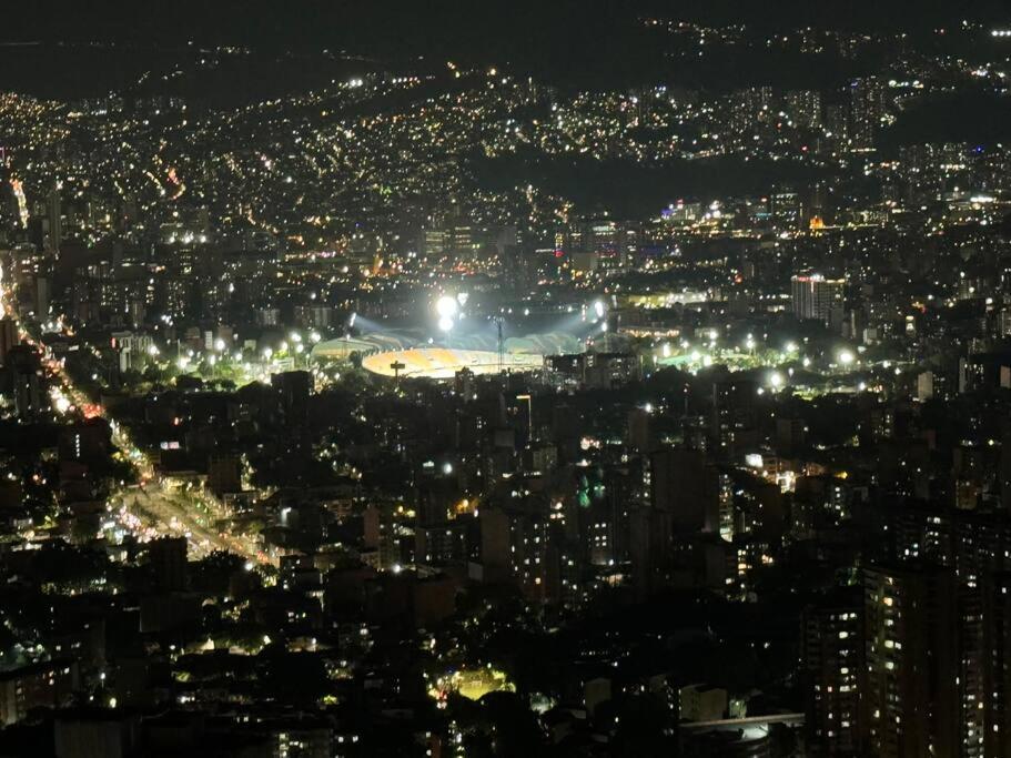 Calazans, Apto con vista a Medellín