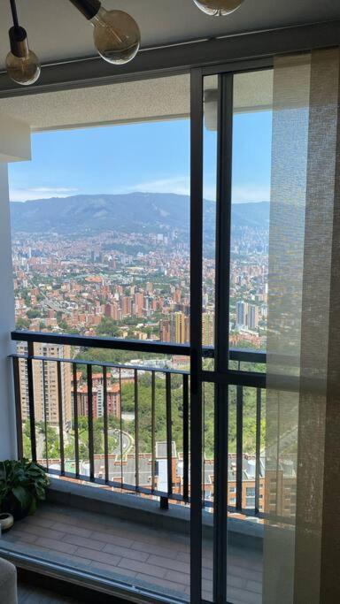 Calazans, Apto con vista a Medellín