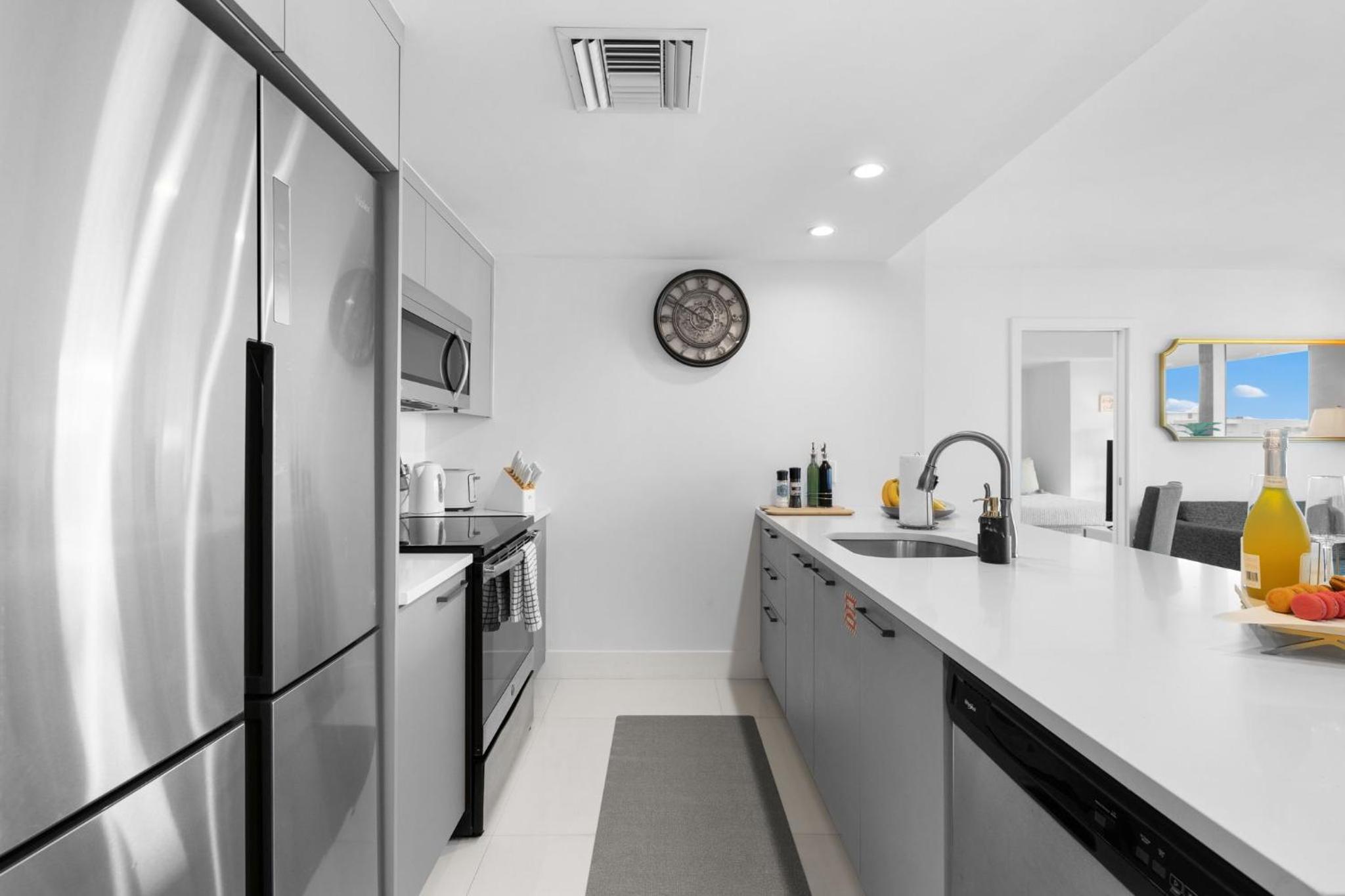 Luxury Condo with Rooftop Pool - 5-Min to Beach view 3