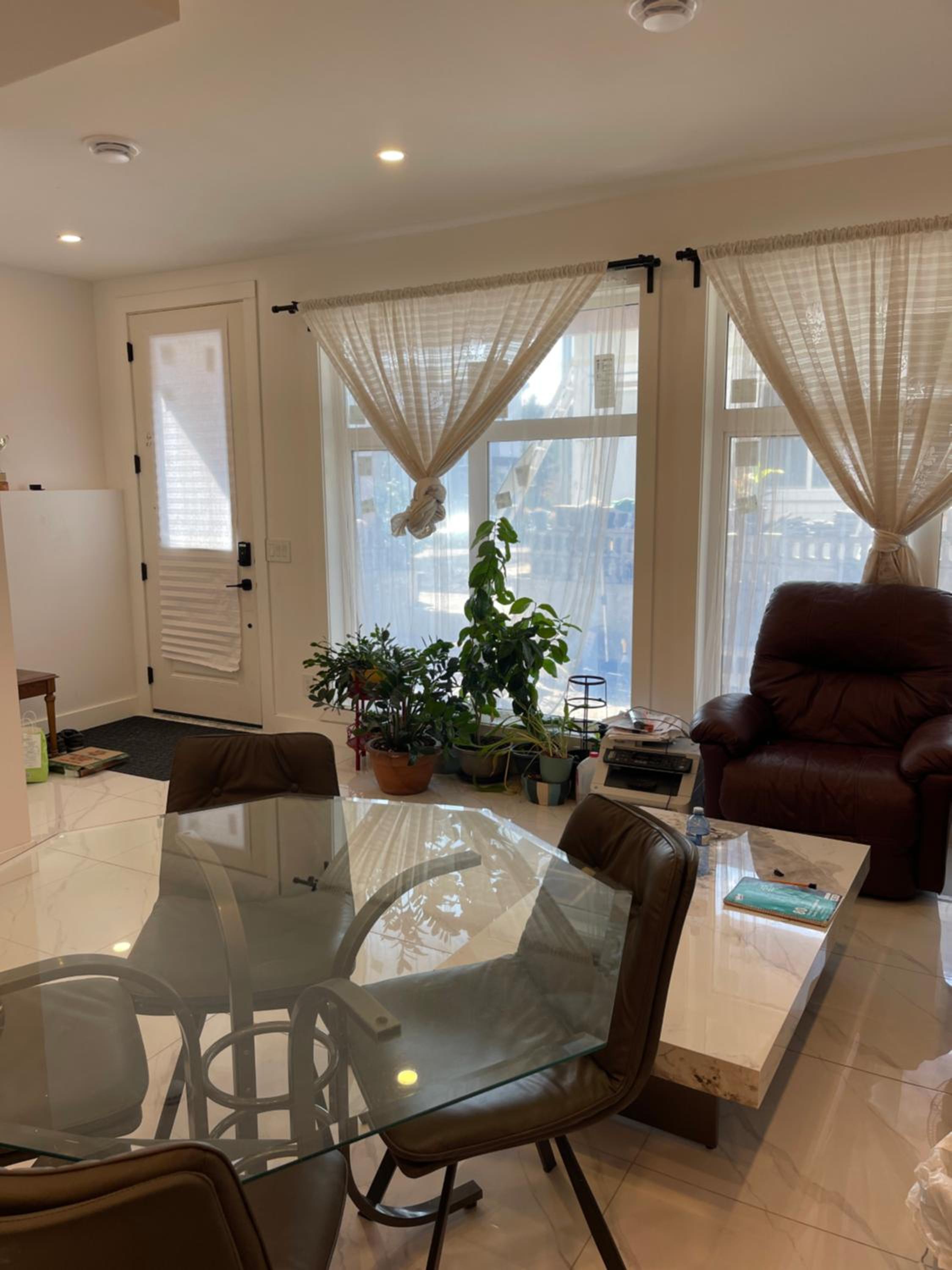 Hotel New Luxury Walkout Suite Near University - Image 1