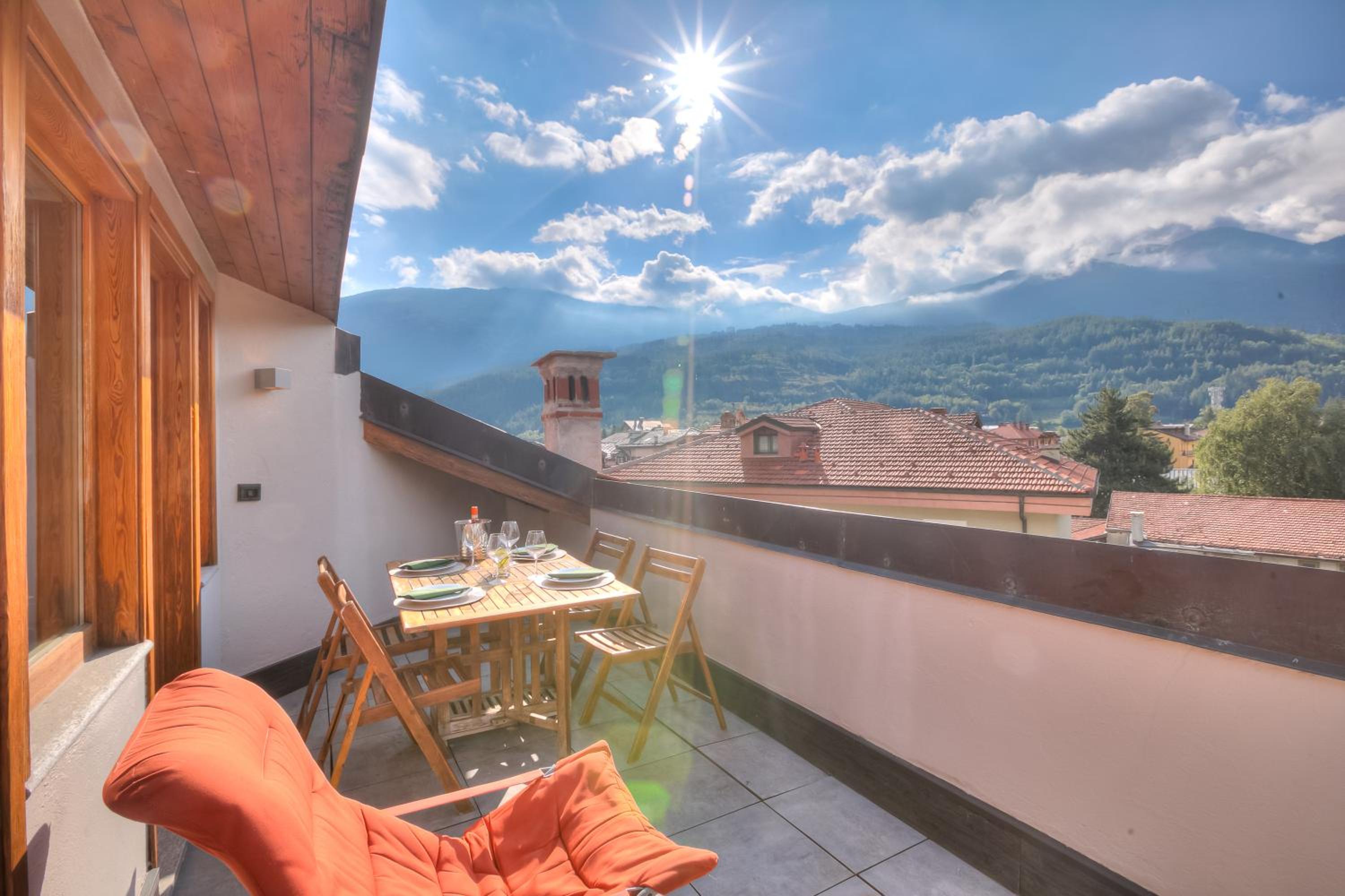 Sunny Penthouse - Happy Rentals view 2