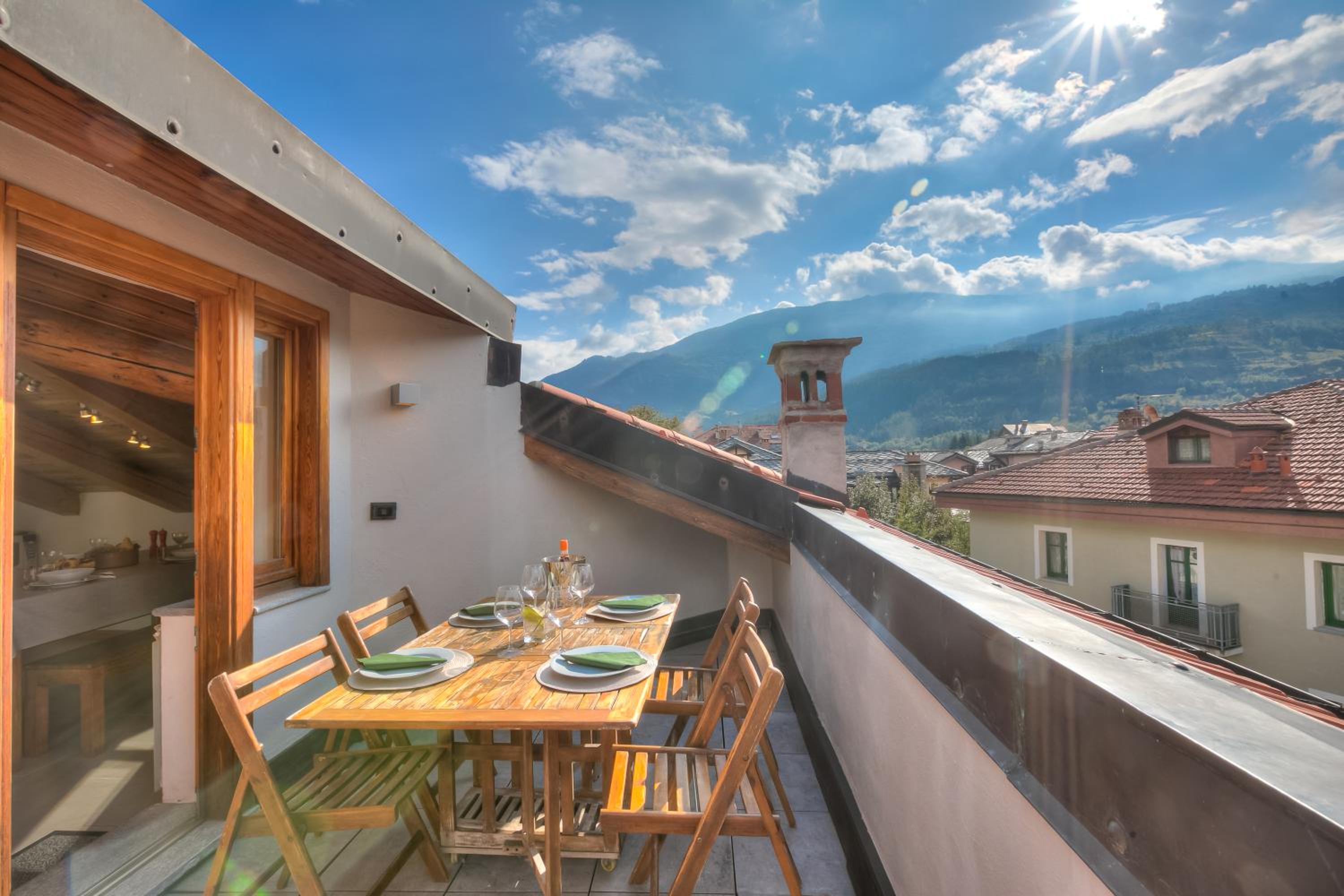 Sunny Penthouse - Happy Rentals view 3