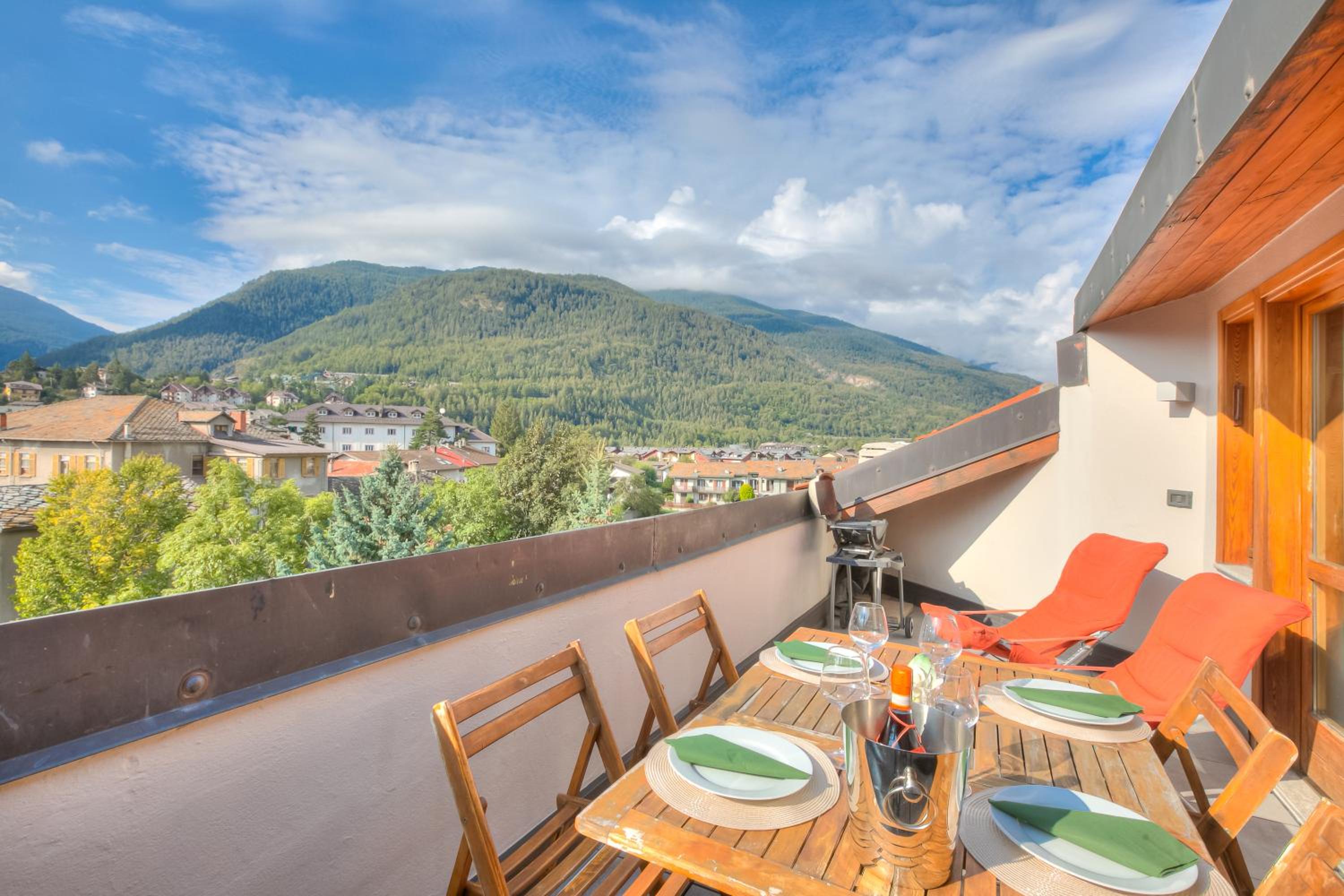 Sunny Penthouse - Happy Rentals view 4