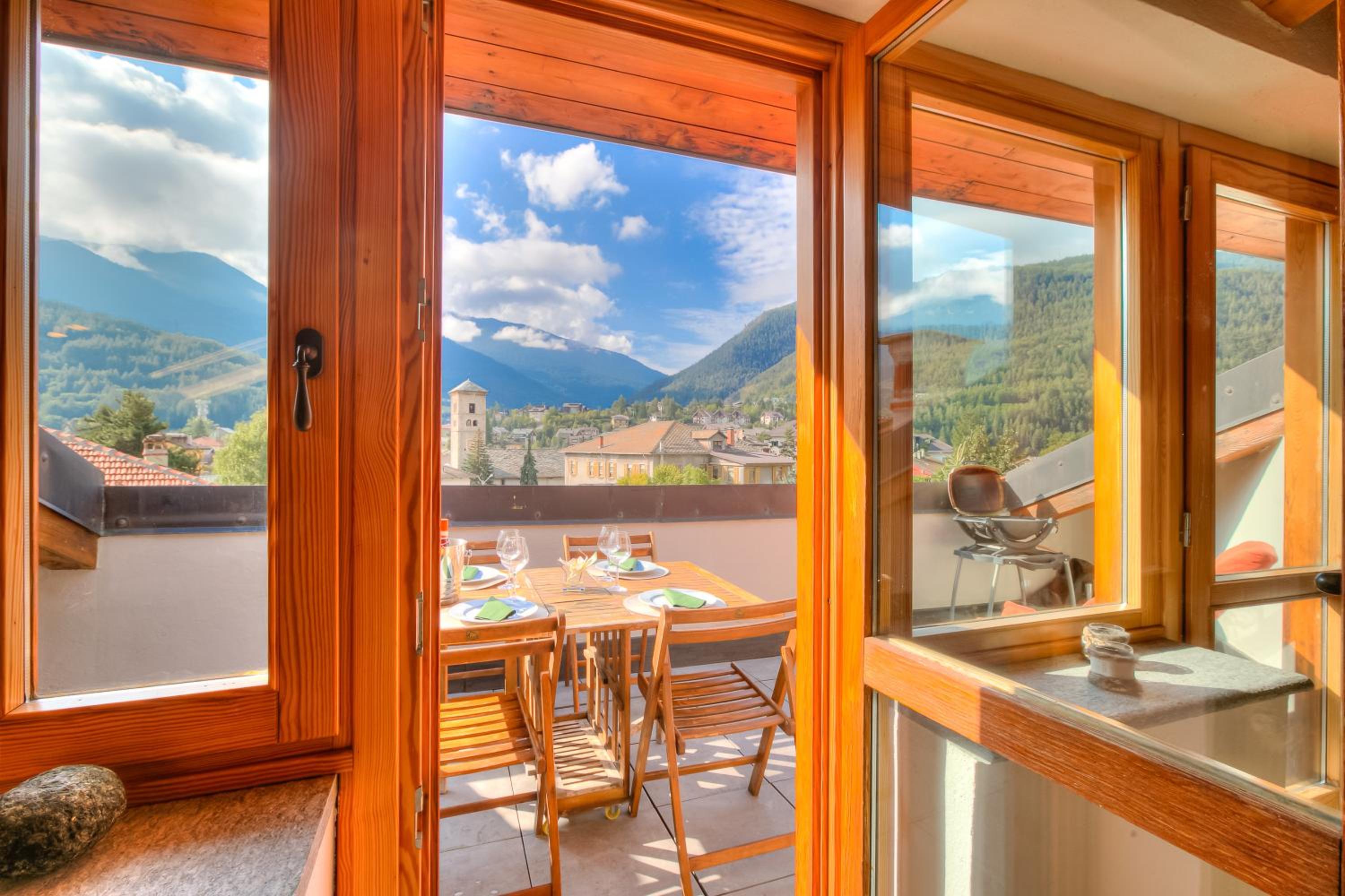 Sunny Penthouse - Happy Rentals view 5