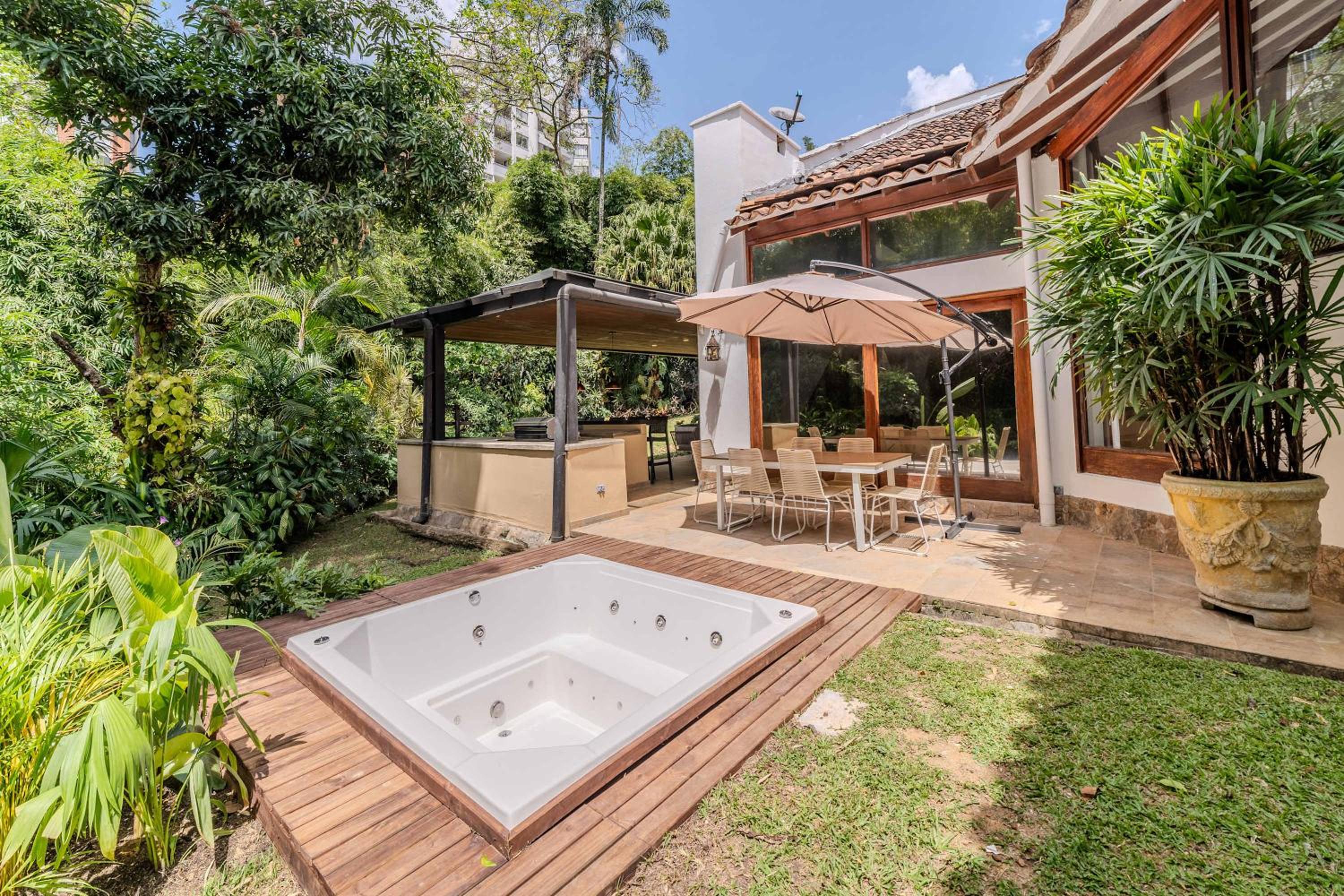 Incredible 5BR House with Jacuzzi in El Poblado