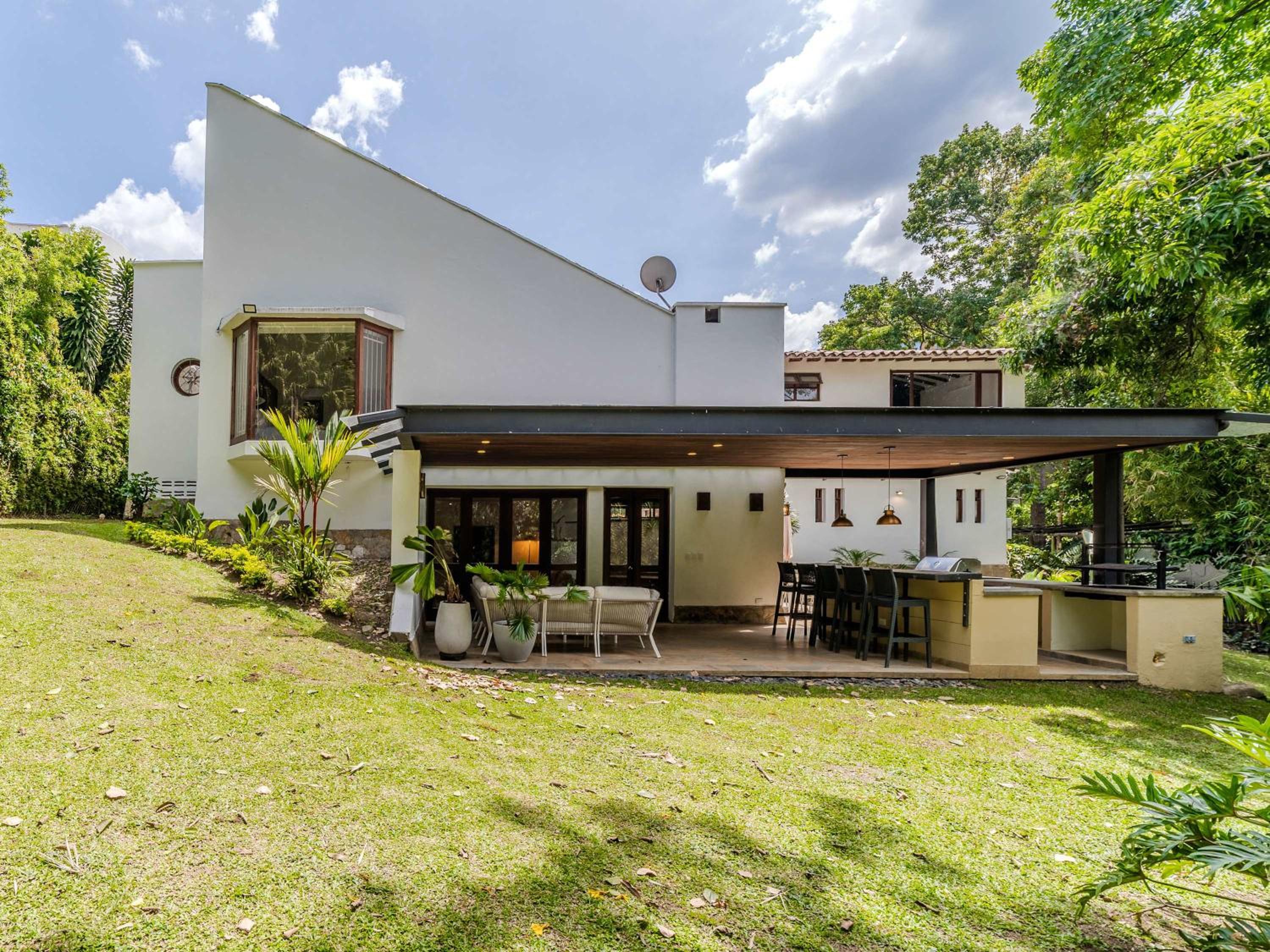 Incredible 5BR House with Jacuzzi in El Poblado