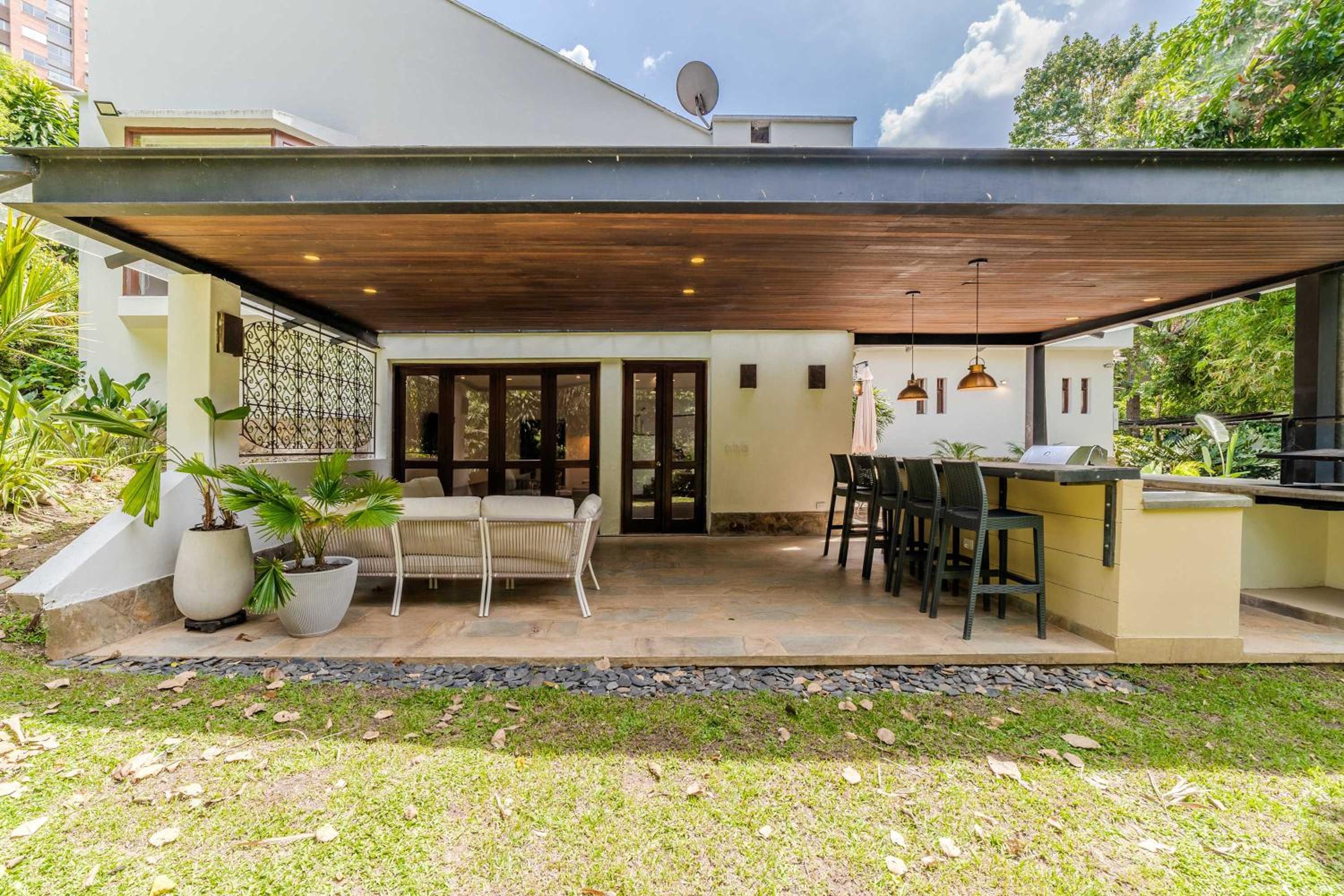 Incredible 5BR House with Jacuzzi in El Poblado