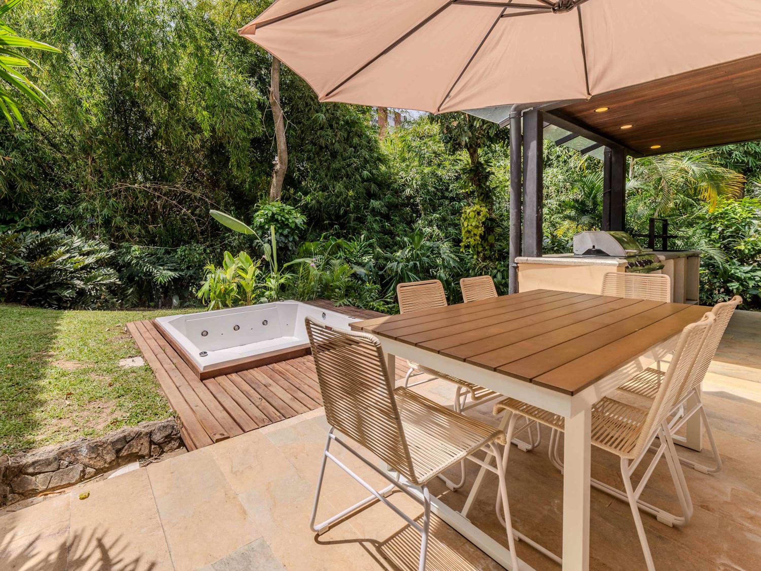 Incredible 5BR House with Jacuzzi in El Poblado