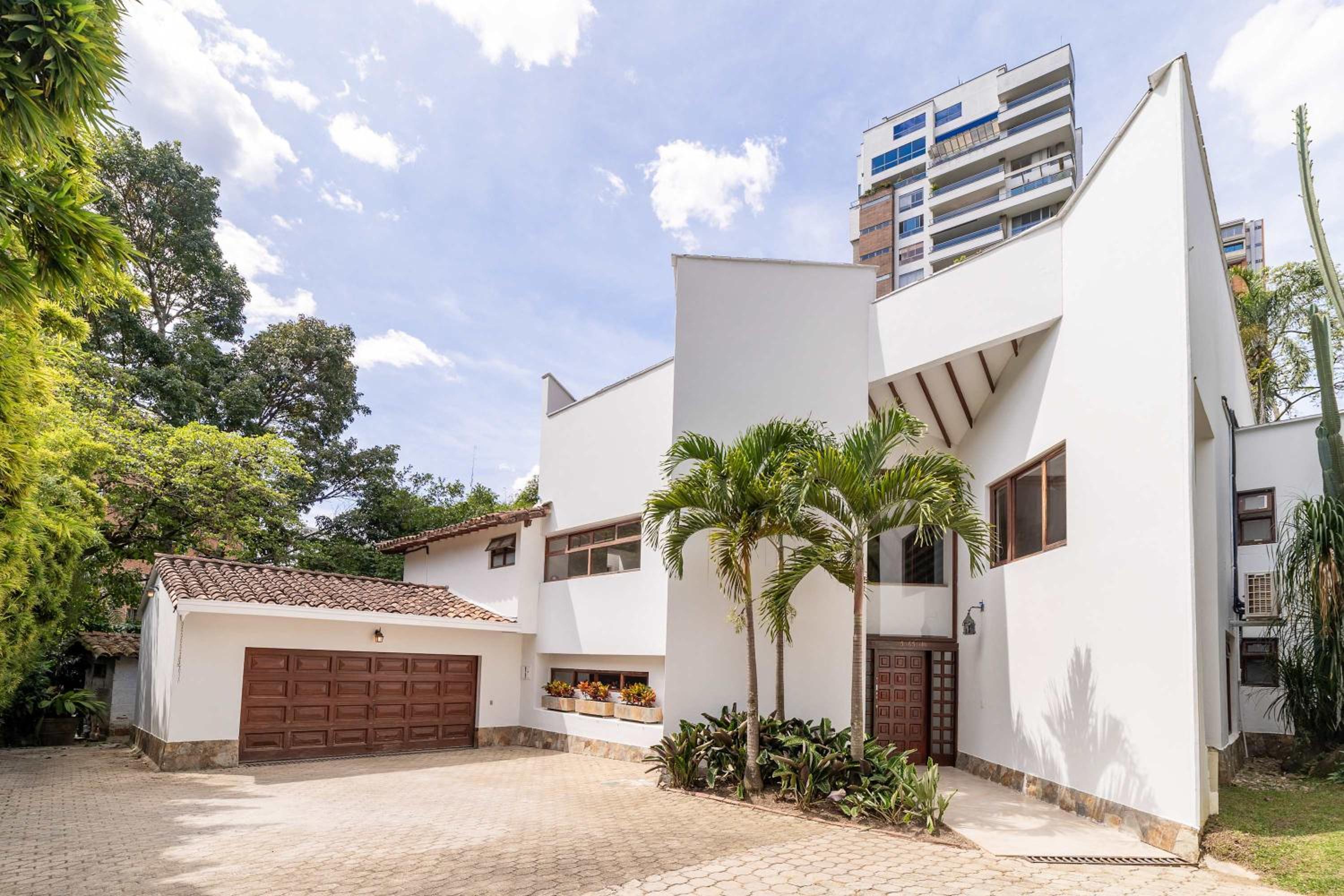 Incredible 5BR House with Jacuzzi in El Poblado