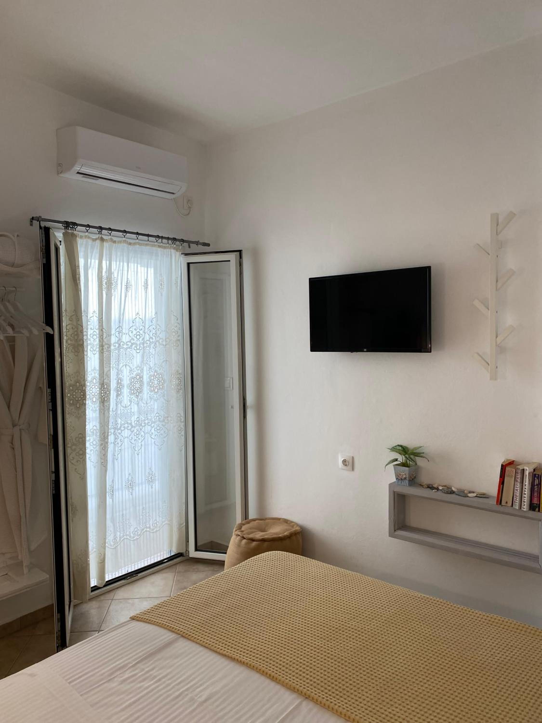 Unique Anoi House - In the Heart of Skyros Village view 2