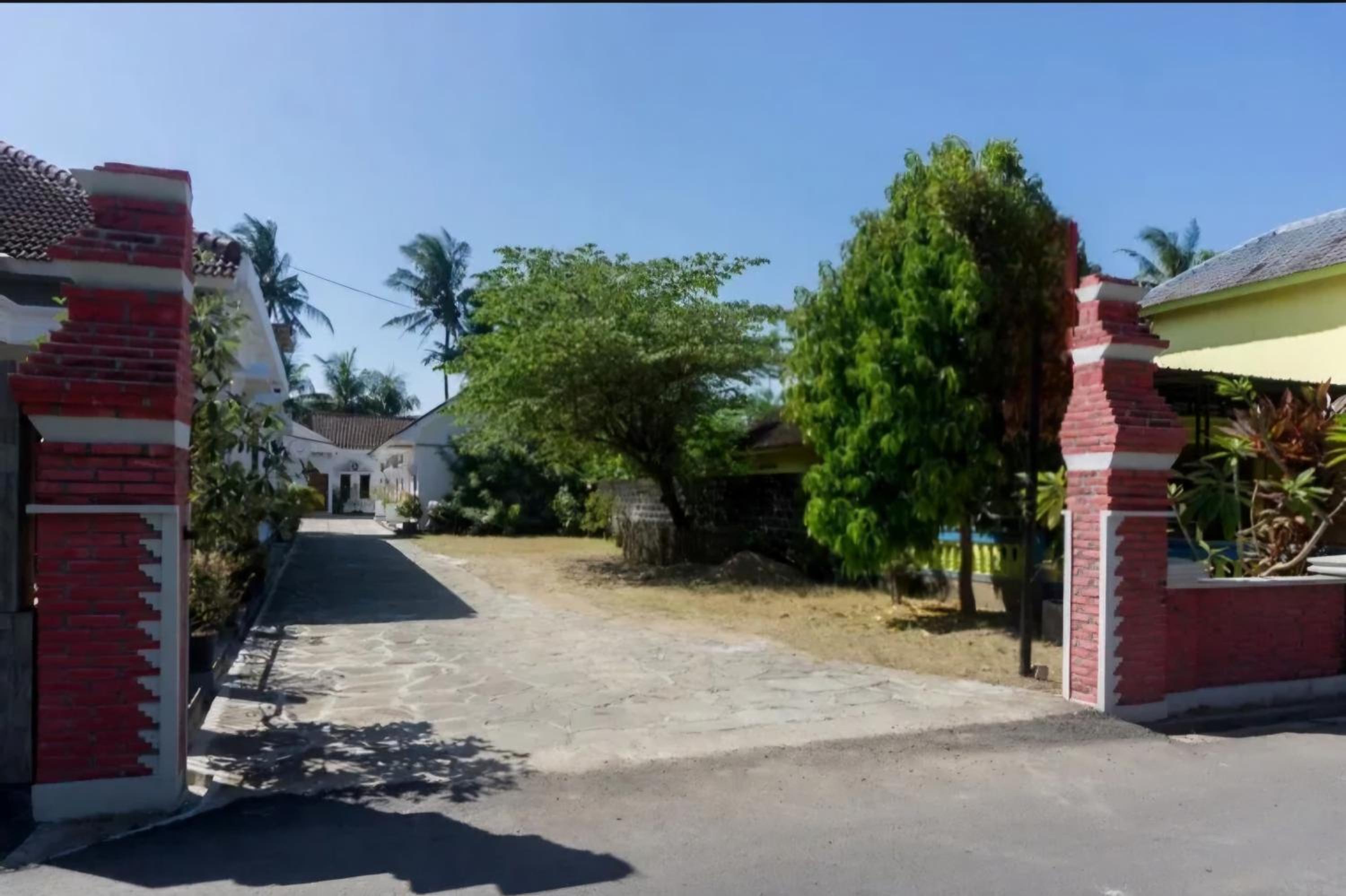 Hansa Guest House Pacitan view 4
