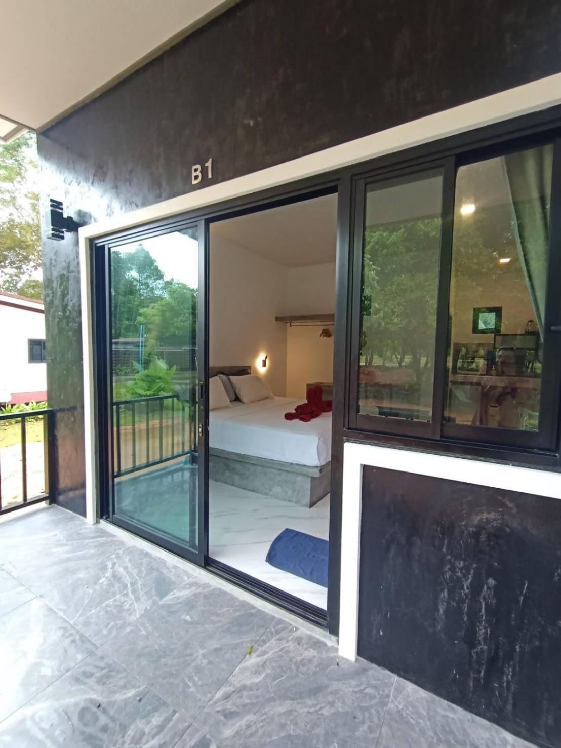 Lanta Buddy Resort , Long Beach