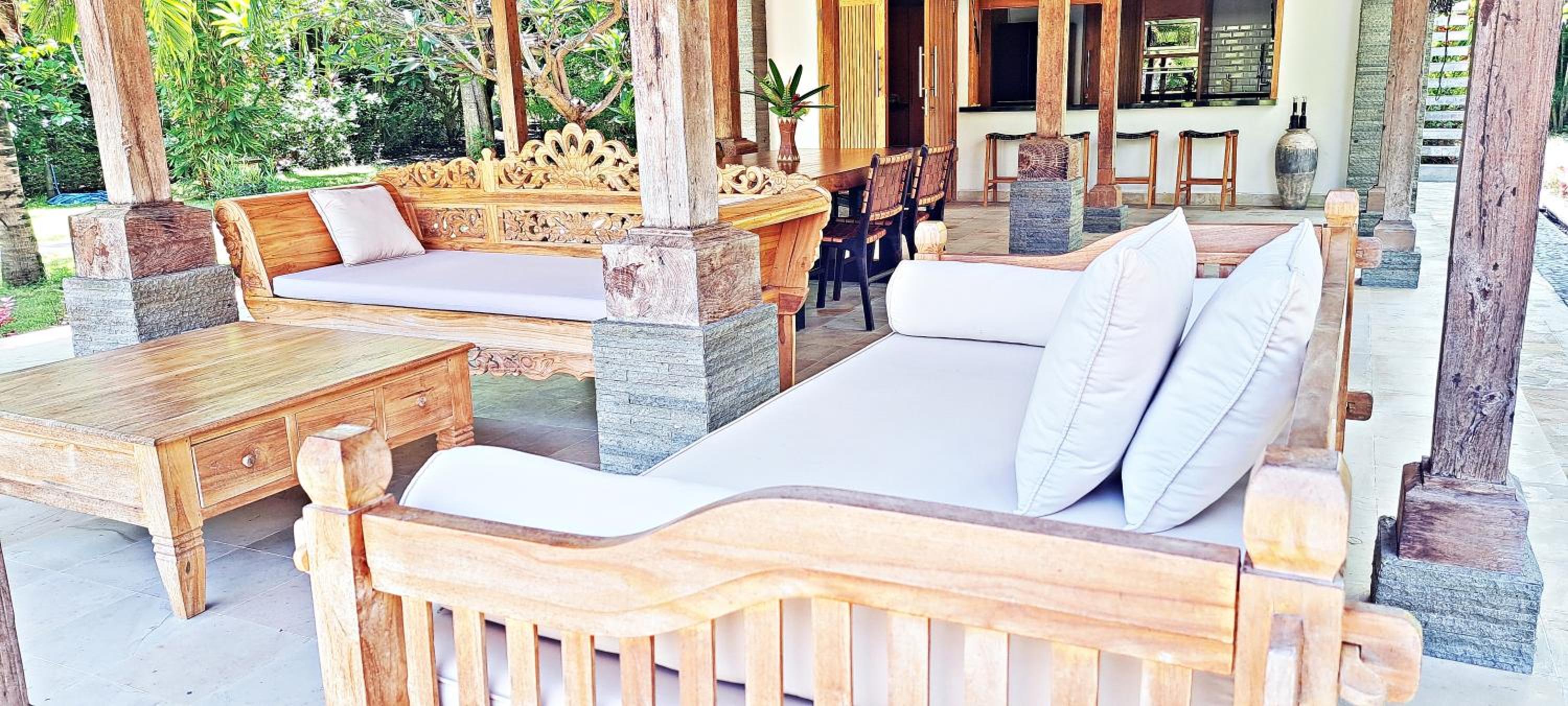 Le Petit Leon's Traditional wooden house view 2
