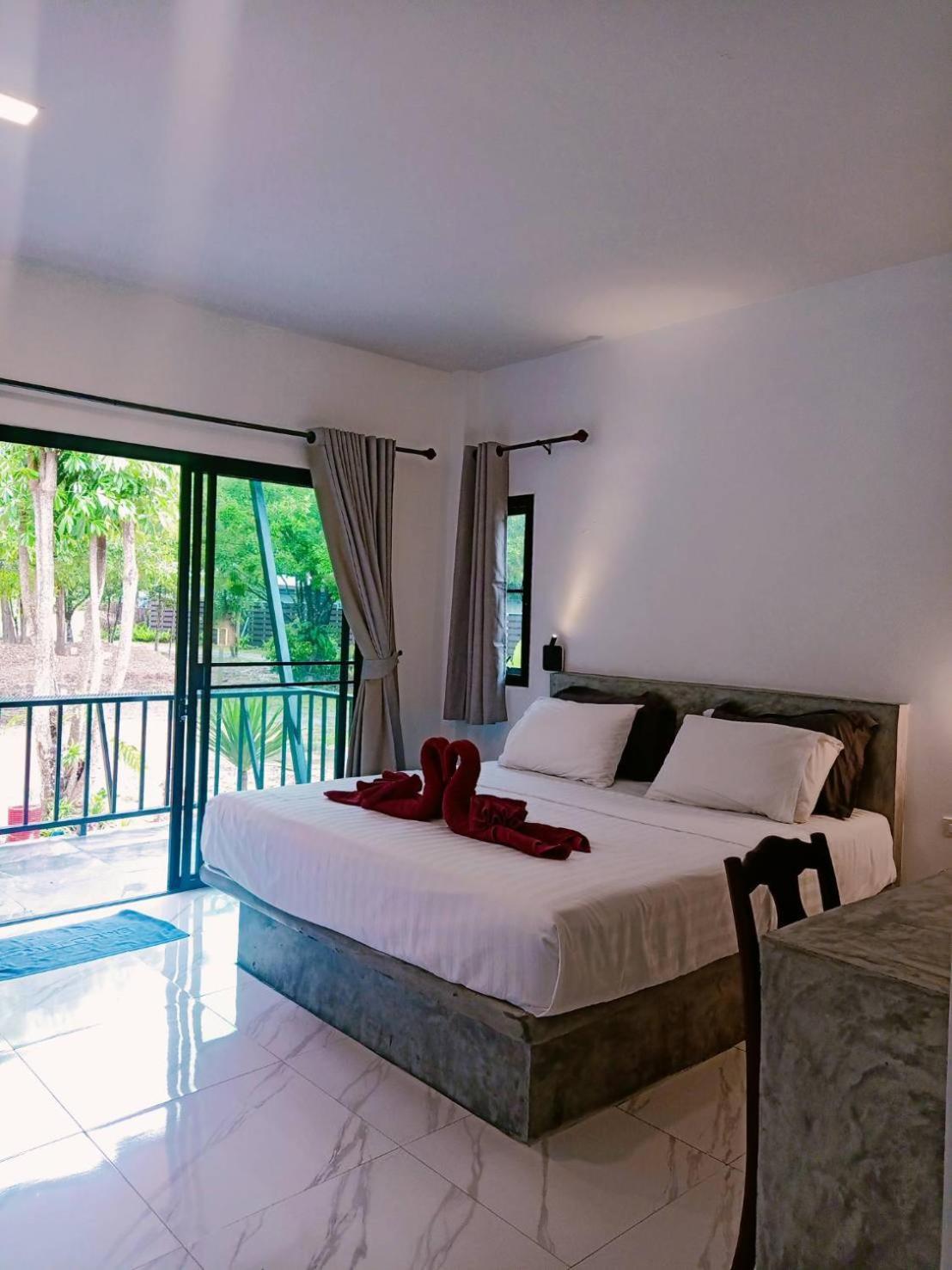 Lanta Buddy Resort , Long Beach