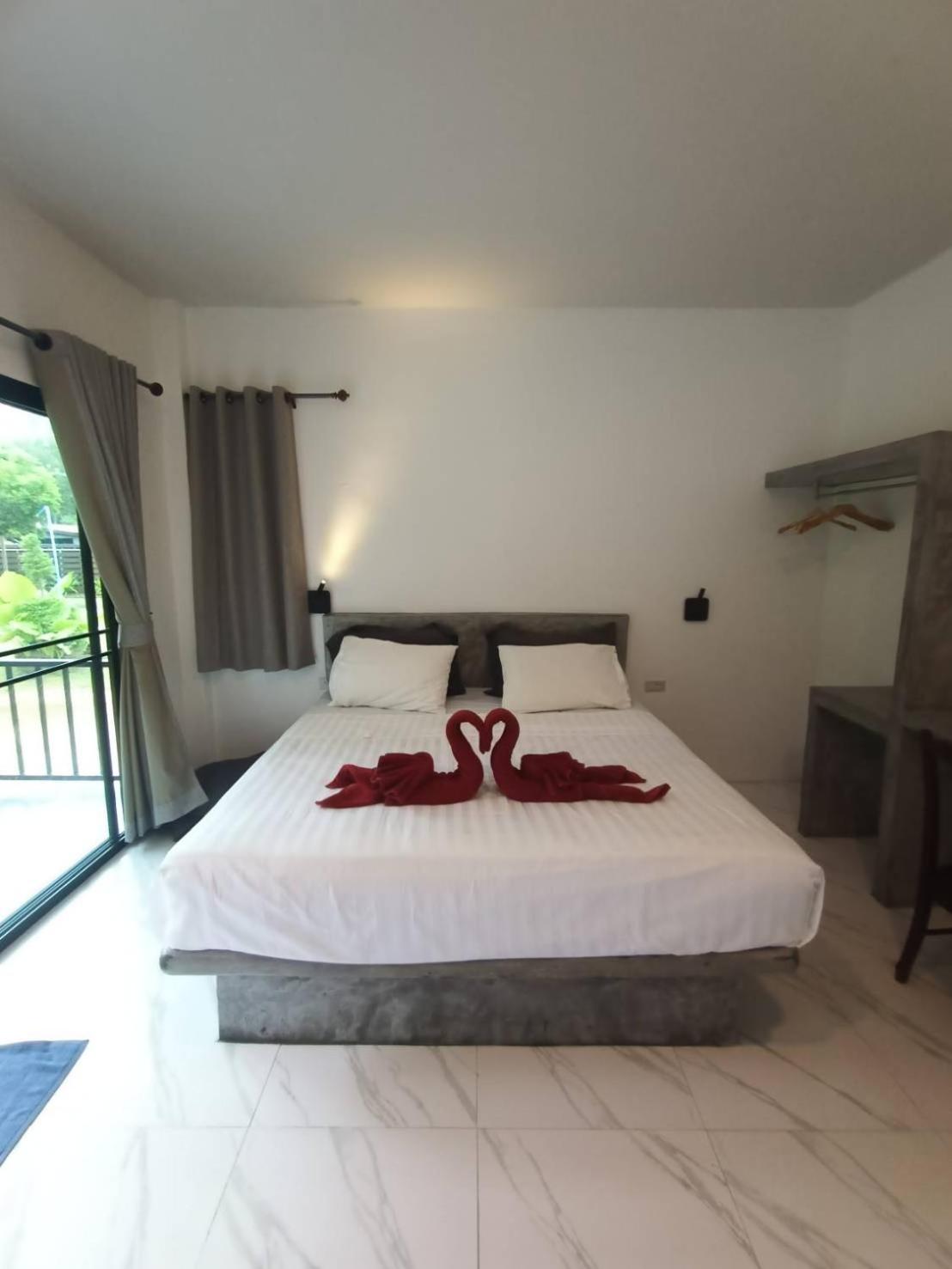 Lanta Buddy Resort , Long Beach