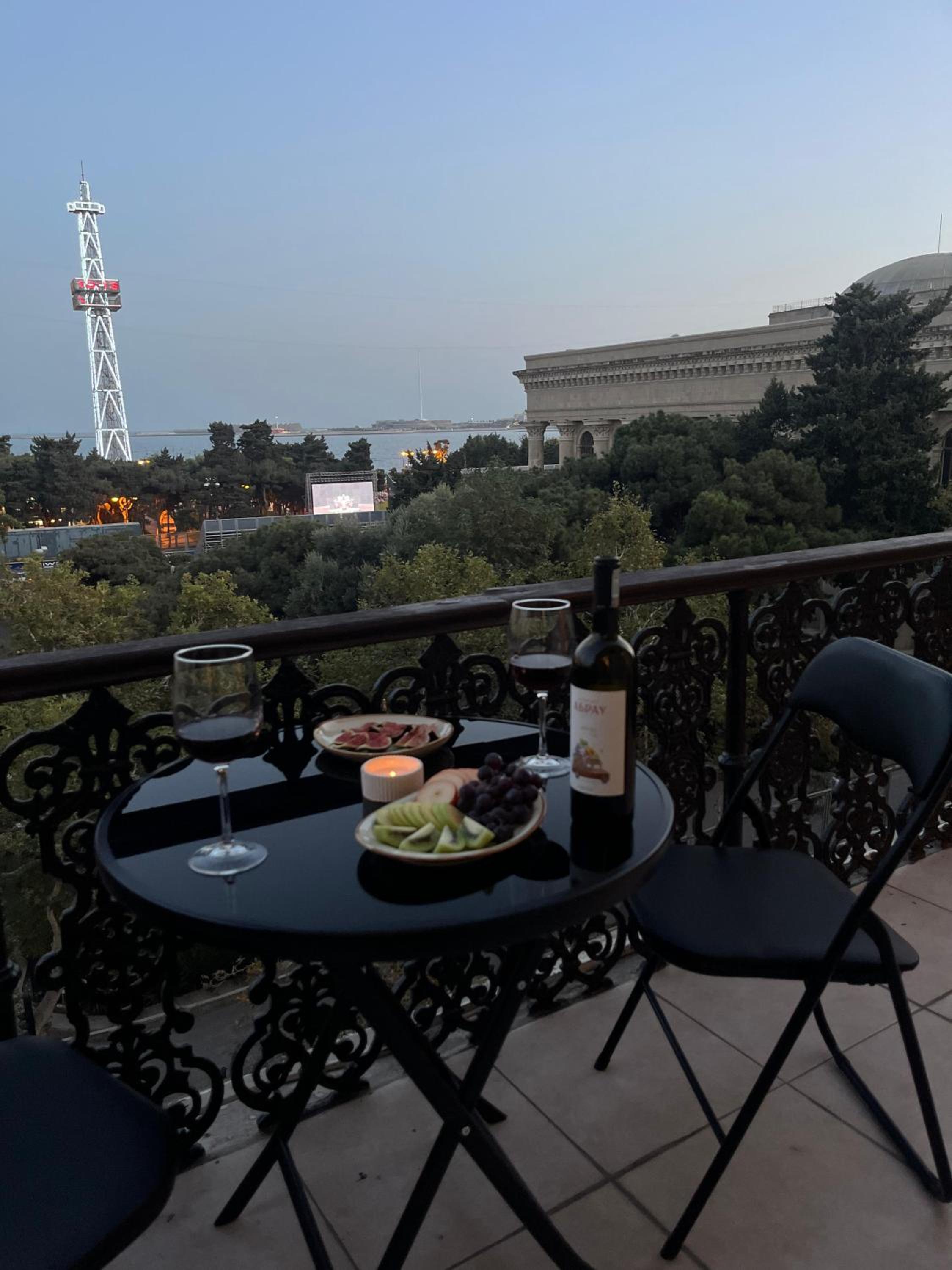 Cozy apt w amazing F1 track view