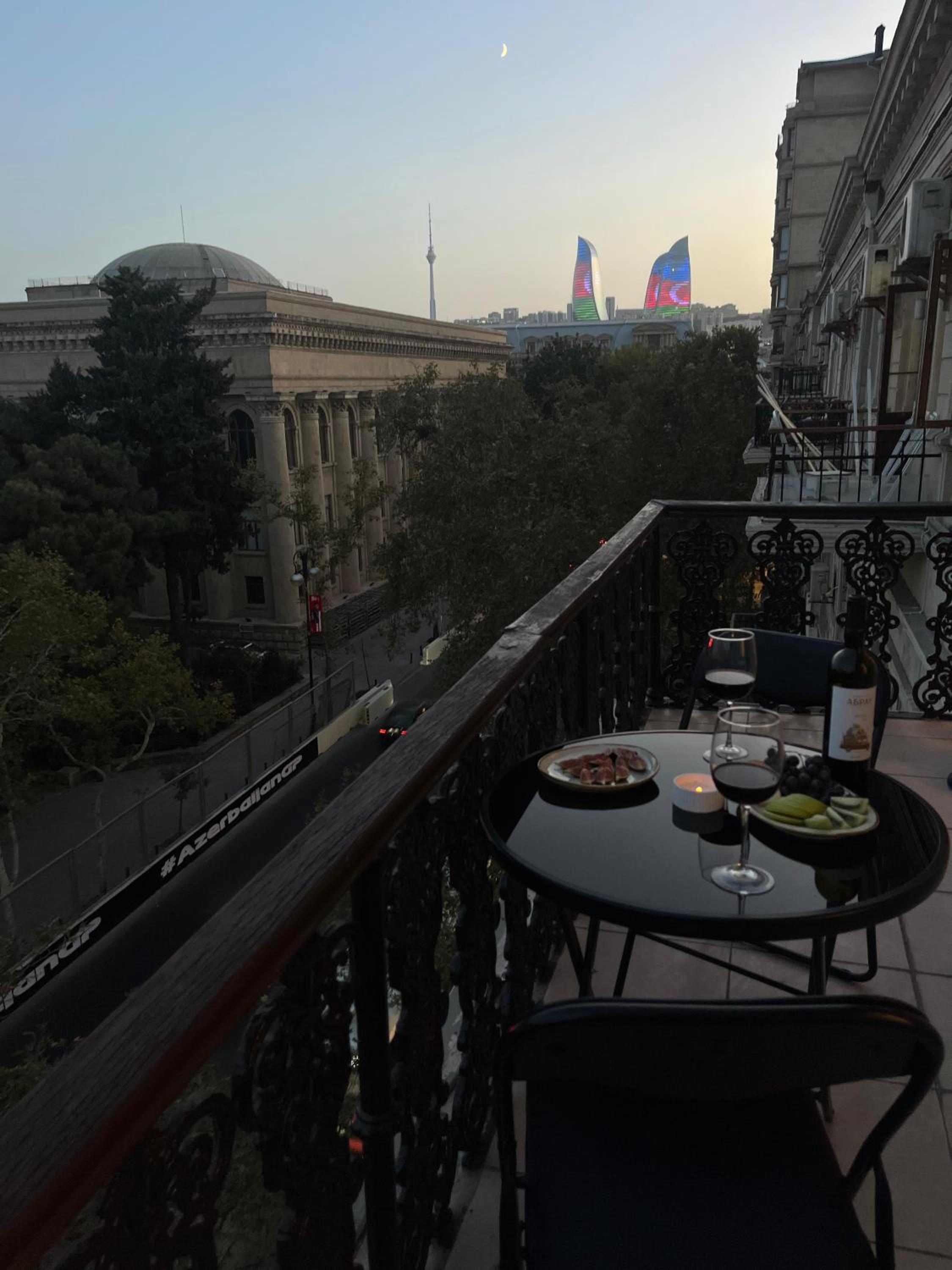 Cozy apt w amazing F1 track view
