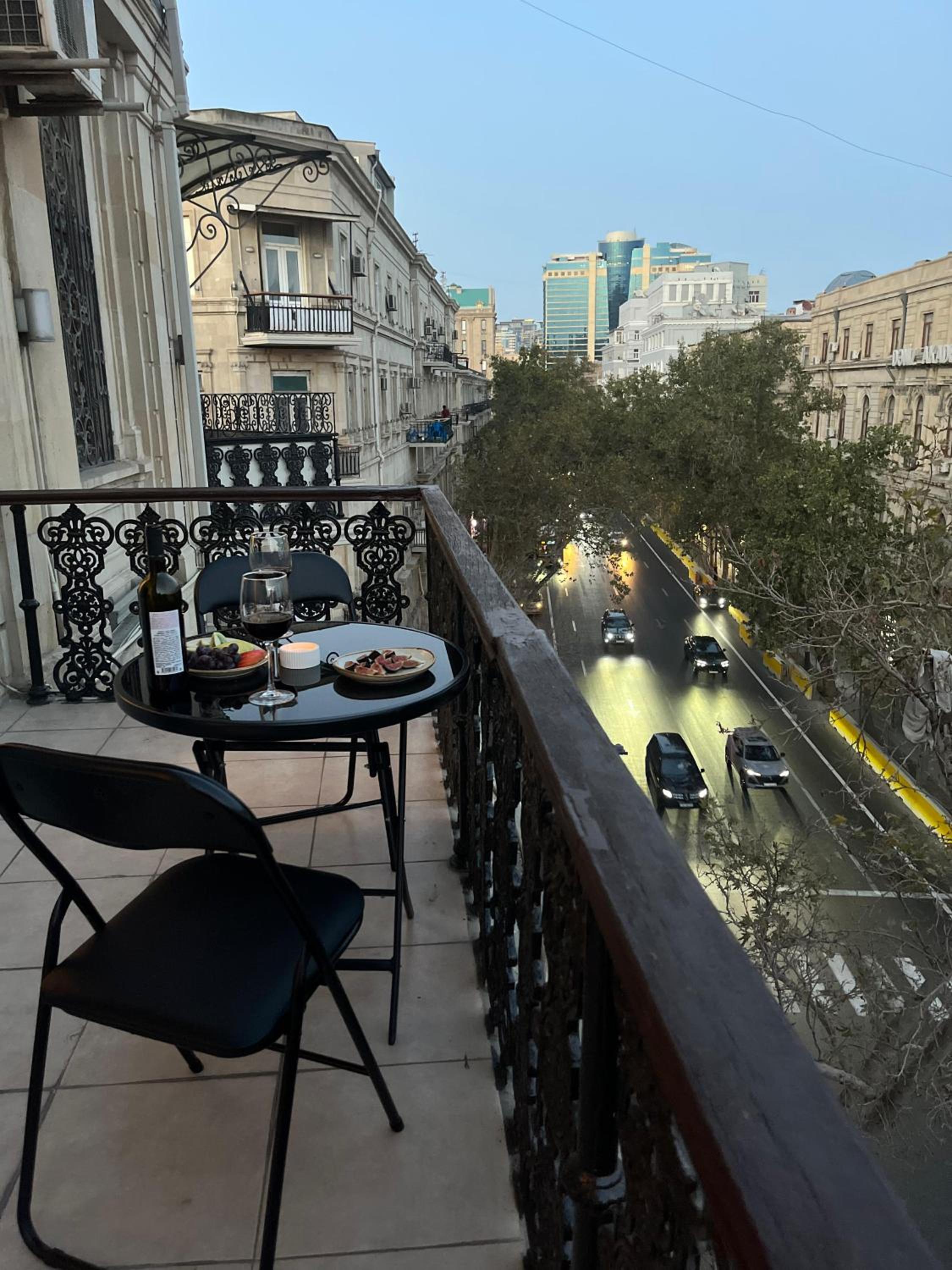 Cozy apt w amazing F1 track view