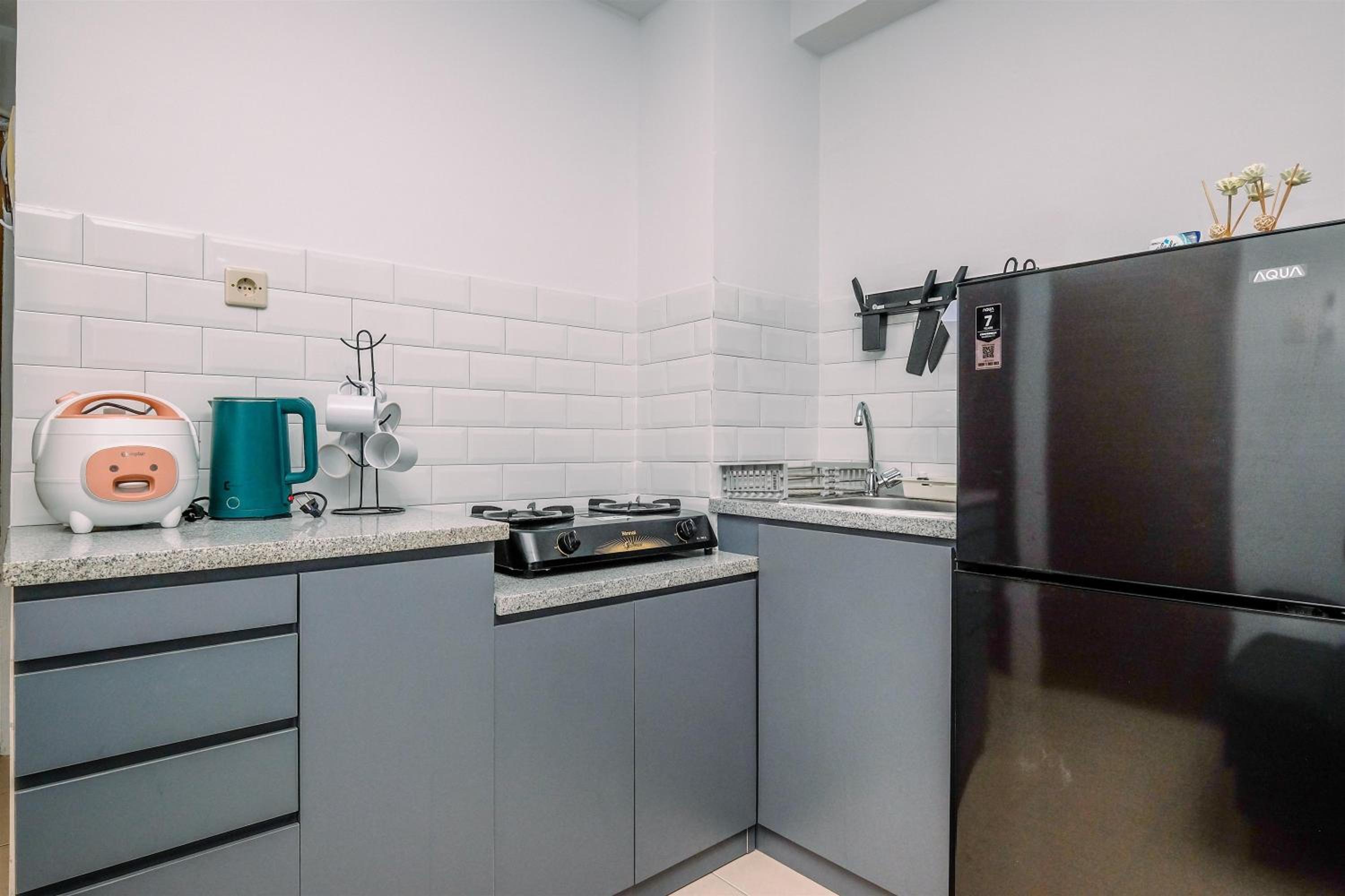 Comfy and Elegant 2BR Tifolia Apartment Pulomas Rawamangun By Travelio view 3