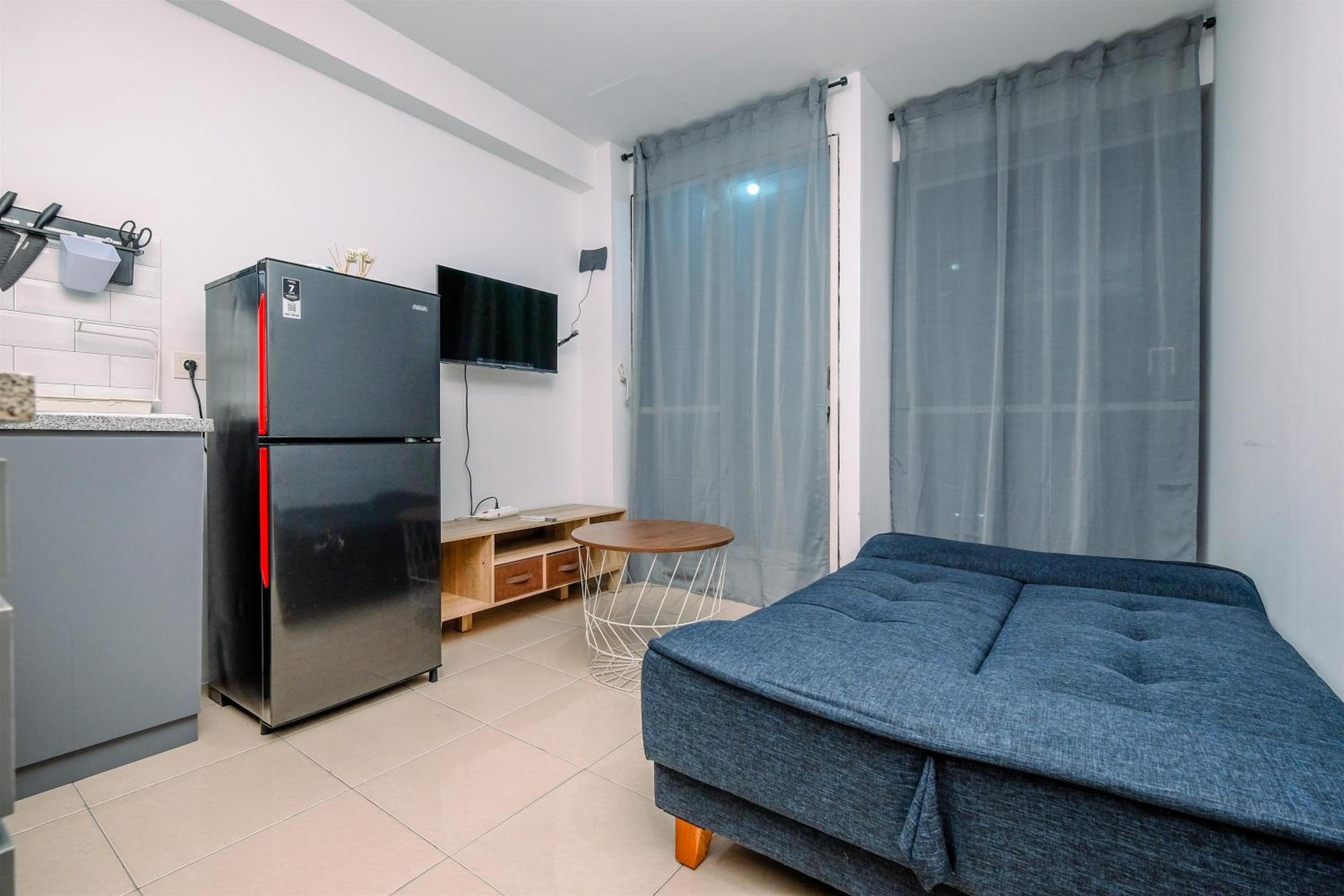 Comfy and Elegant 2BR Tifolia Apartment Pulomas Rawamangun By Travelio view 4