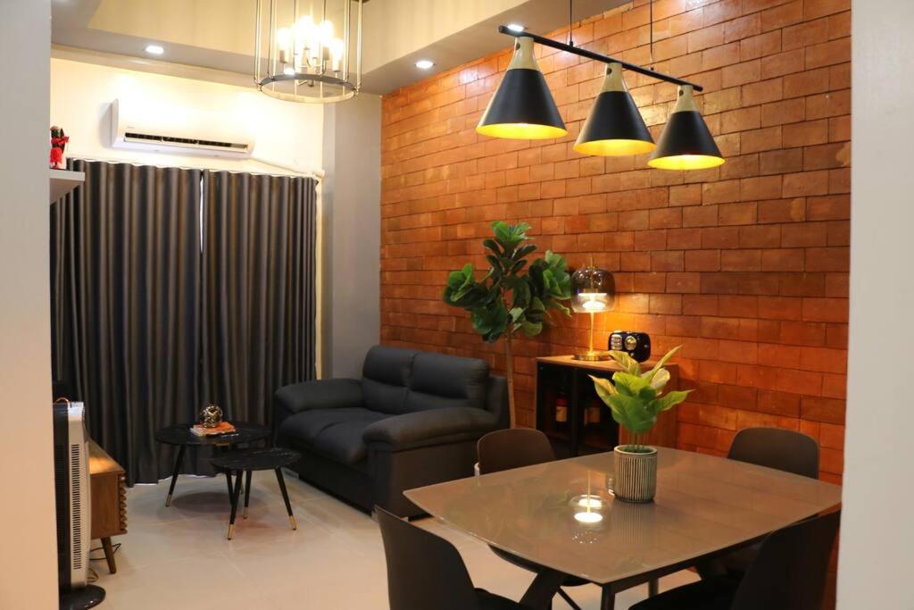 Kapitolyo Prisma Residential Condo TCPH21 - NYC Vibes Penthouse with KTV Pool and Balcony with City View Panorama 5 Min Drive to BGC St Lukes and Ortigas -