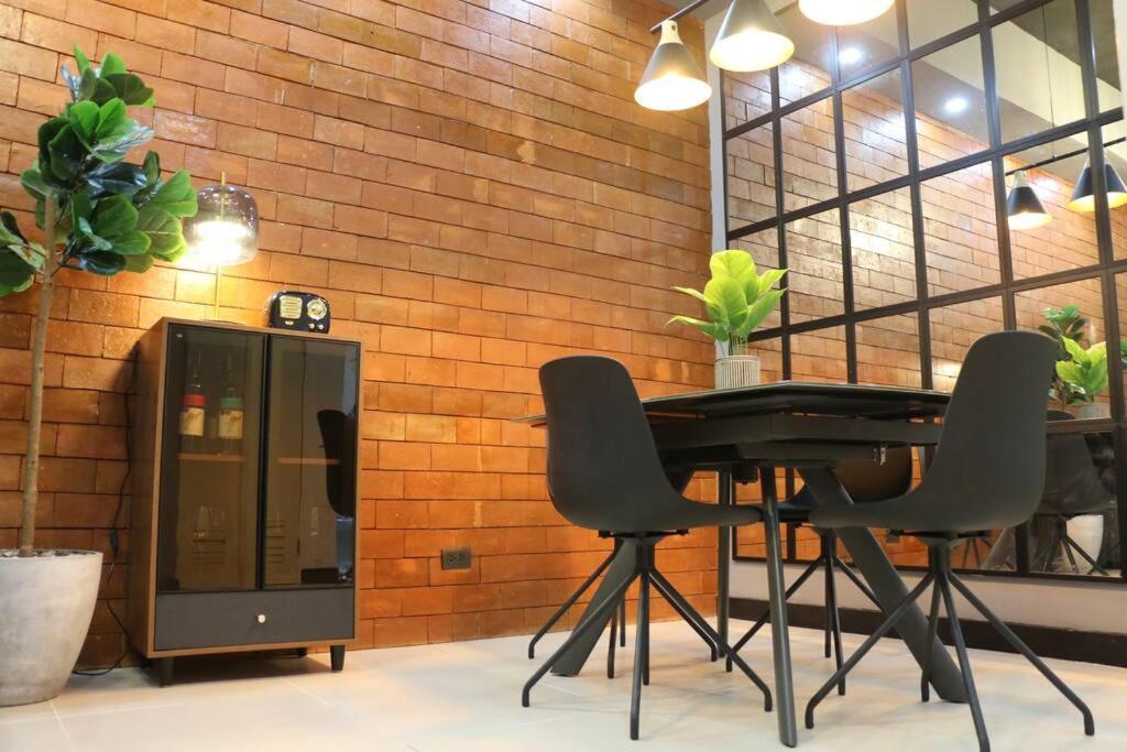 Kapitolyo Prisma Residential Condo TCPH21 - NYC Vibes Penthouse with KTV Pool and Balcony with City View Panorama 5 Min Drive to BGC St Lukes and Ortigas -