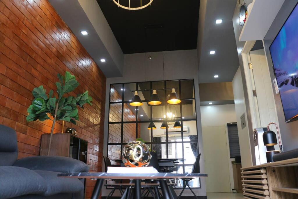 Kapitolyo Prisma Residential Condo TCPH21 - NYC Vibes Penthouse with KTV Pool and Balcony with City View Panorama 5 Min Drive to BGC St Lukes and Ortigas -